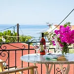 Saulas Lägenhetshotell Lourdata (Kefalonia)